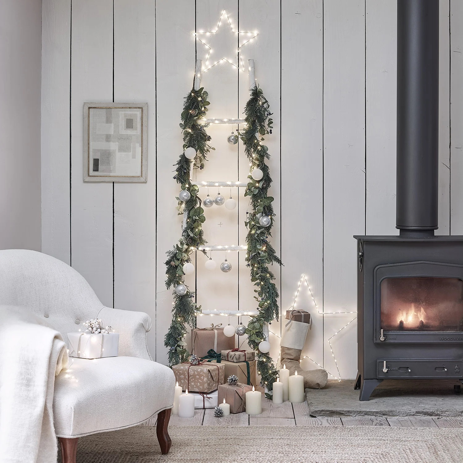 2m Pre Lit Berry and Pinecone Garland - Image 3