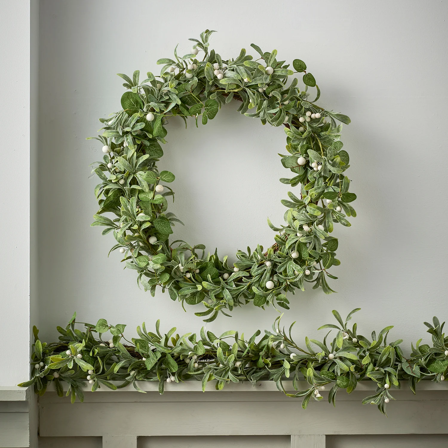 Pre Lit Mistletoe Eucalyptus Wreath & Garland - Image 2
